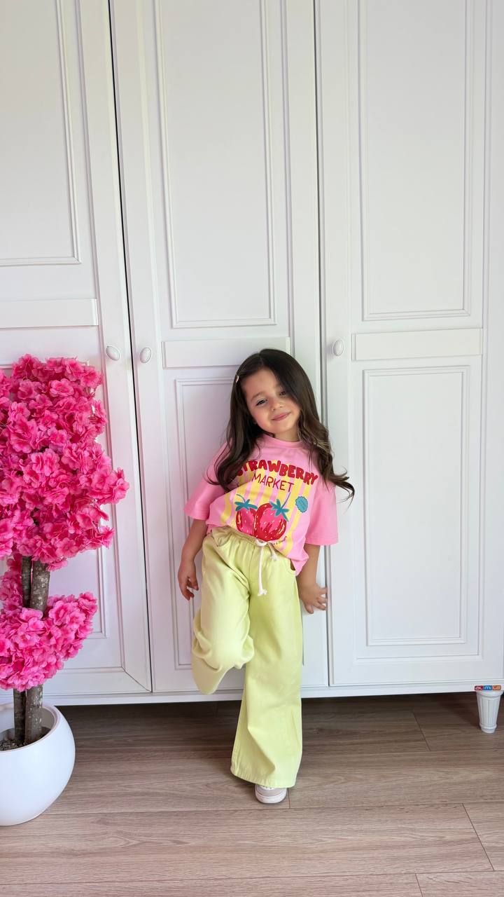 Kız çocuk çilekli t-shirt sarı pantolon takım